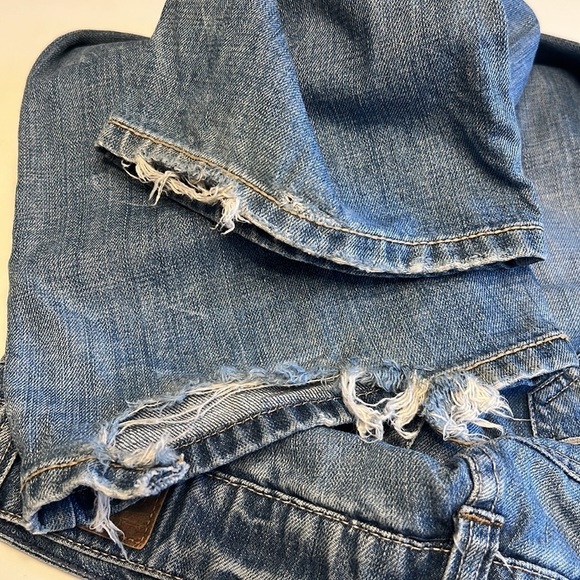 American Eagle Favorite Boyfriend Distressed Medium Blue  Wash Jeans Size 4 long - Picture 12 of 12
